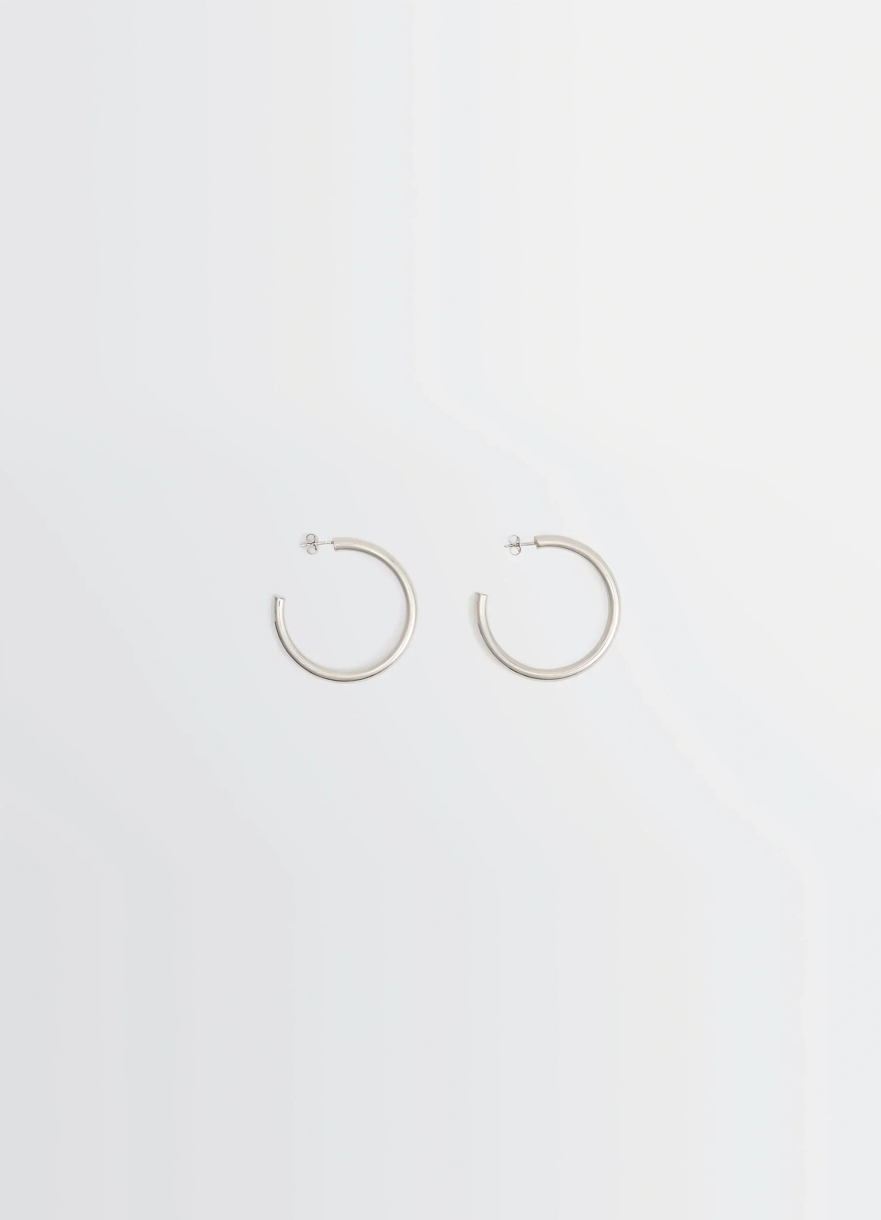 CLASSIC HOOPS M IN SILVER
