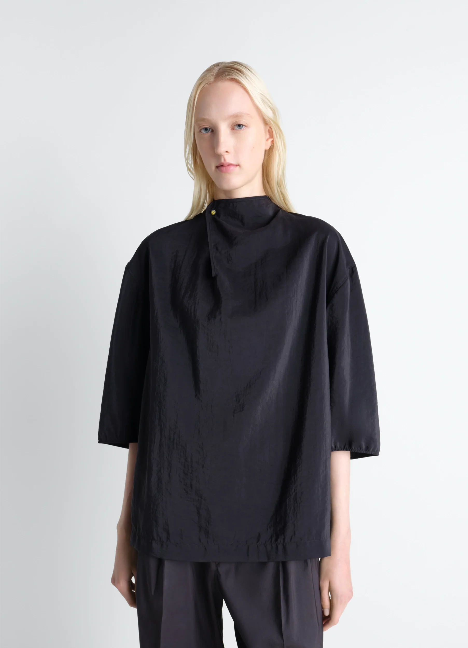 SOFT COLLAR TOP IN DRY SILK