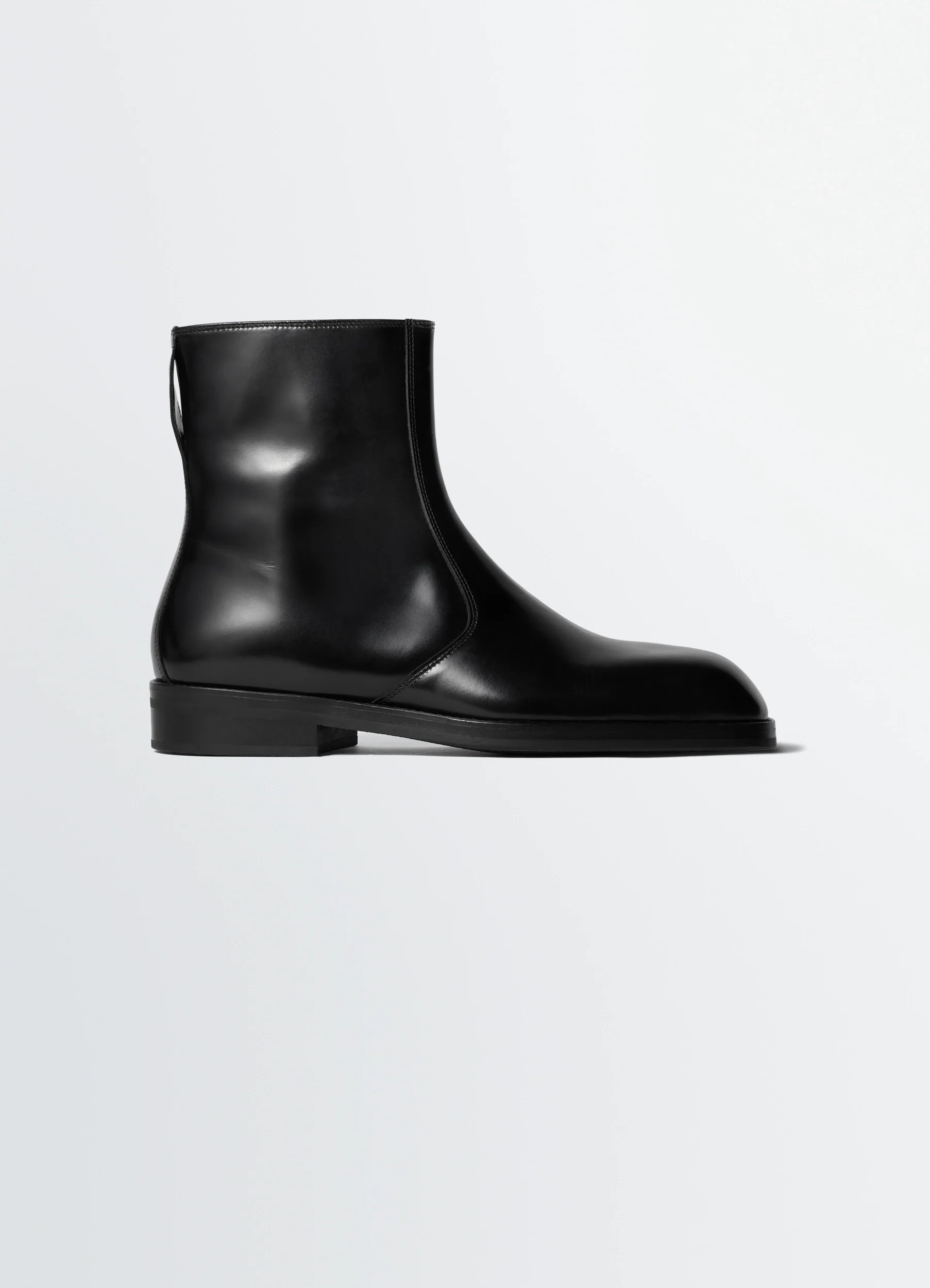ZIPPED BOOTS IN LEATHER